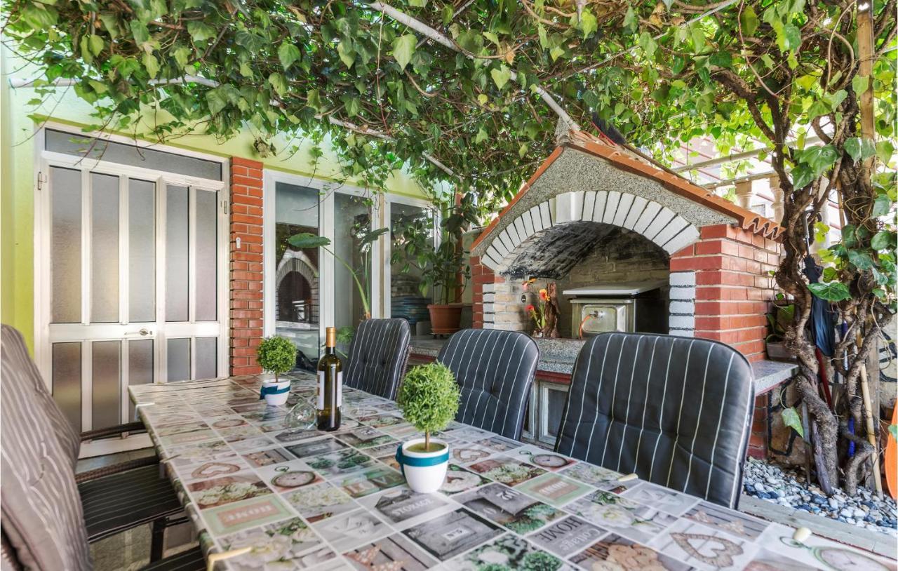 Nice Apartment In Pula With Kitchen Exterior foto